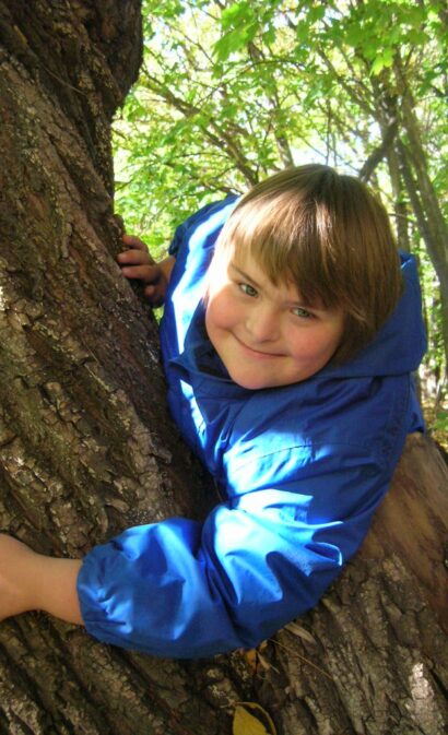 Portrait d'un jeune garçon dans un arbre