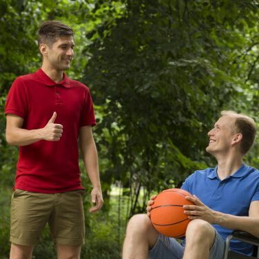 Portrait de deux hommes avec un ballon de Basketball